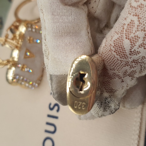 Auth 💜Louis Vuitton #320 lock& key 🔐W/ NEW Bling fashion bag charm. - Picture 5 of 7